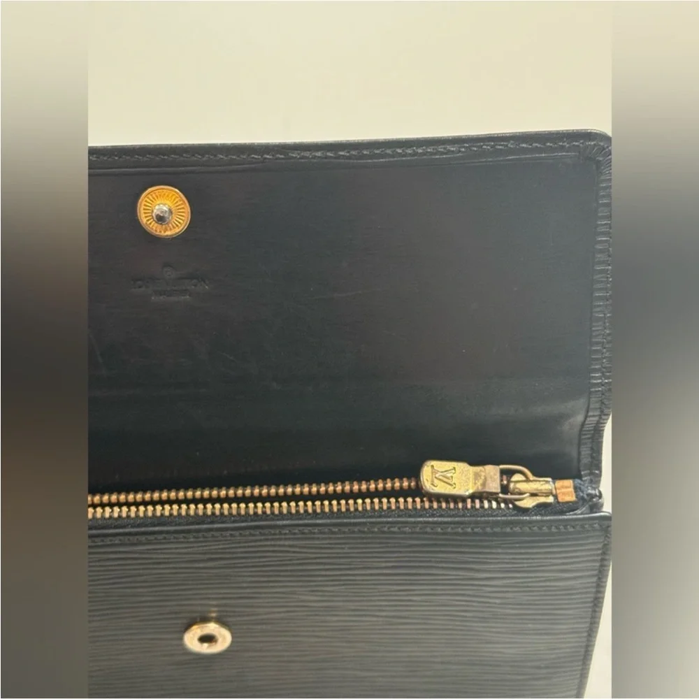 Louis Vuitton Black Epi wallet/clutch. Pristine condition 🎉 - Picture 5 of 5